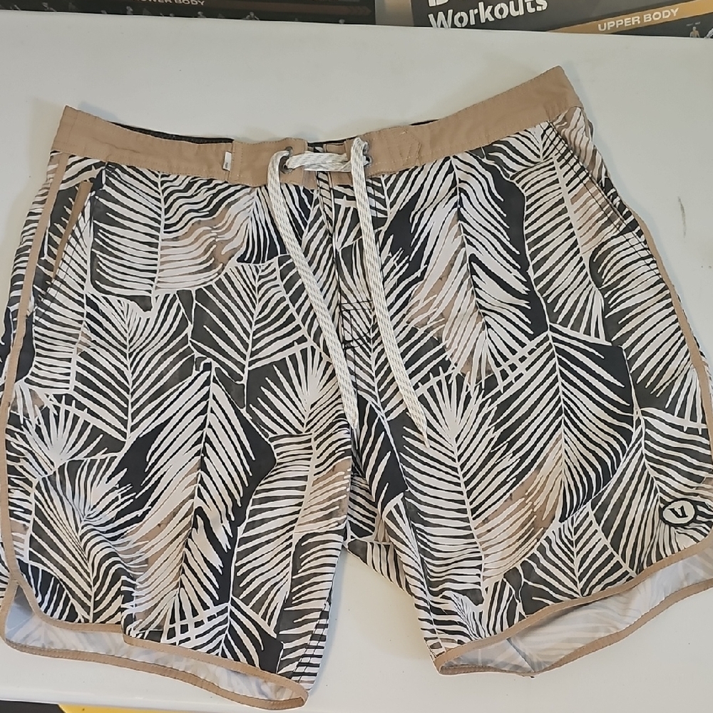 Vuori Men's Palm Leaf Board Shorts - Black and Tan